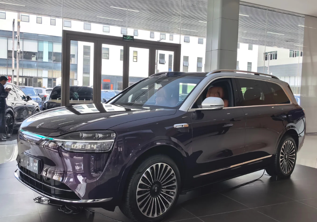 晕车党福音。赛力斯个性化防晕车专利公布，通过用户反馈与行车数据更新模型，实时生成