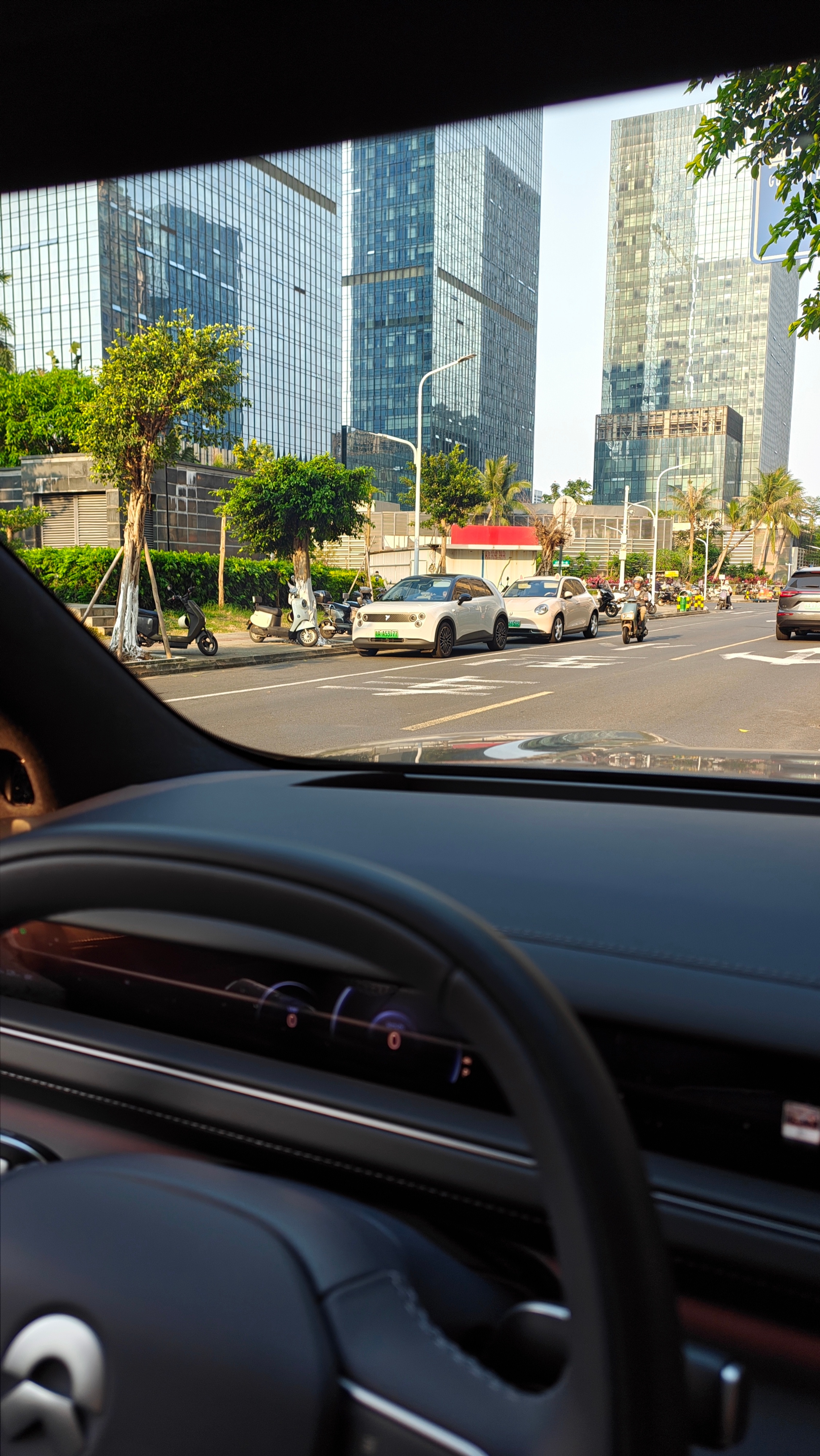 萤火虫好多啊，不知道你们那啥样，海口这边超级多随处可见。大v聊车