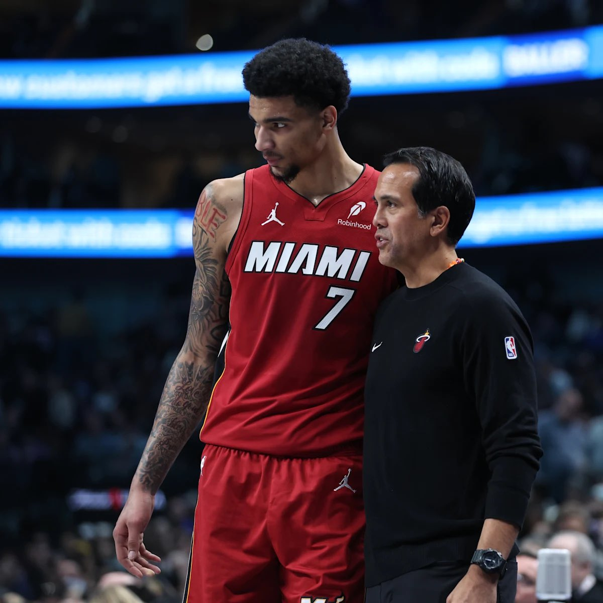 我们的非卖品韦尔今天对阵凯尔特人的下半场一分钟都没上场此外：热火队下半场让对手抢