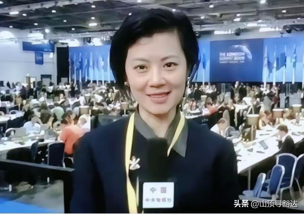 别再被“凄惨回国”骗了！前央视才女姜丰的人生，根本不是悲情剧本，而是一场关于选择
