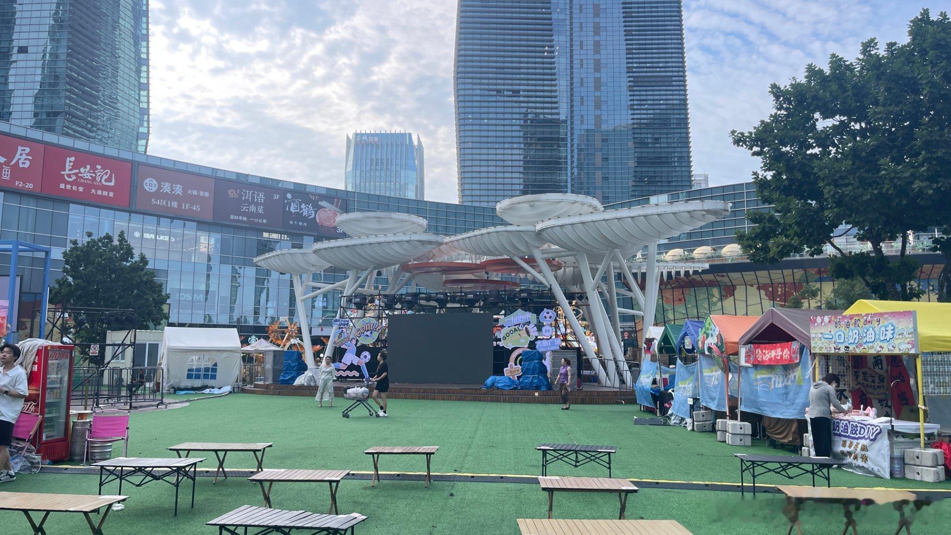 夜市摊主靠世界杯3天赚够1个月世界杯带火夜市生意翻3倍赛场内角逐胜负，赛场外夜市