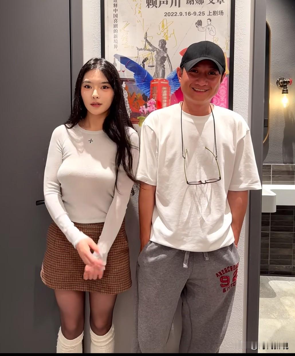 42岁演员文章近照！
近日，有网友在文章在上海新开的面馆就餐并有幸和文章合影，该