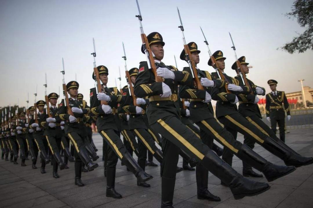 顶级引擎轰鸣下的东方雕塑，中国军人的超强定力为何能折服海外观众？

当巨大的飞机