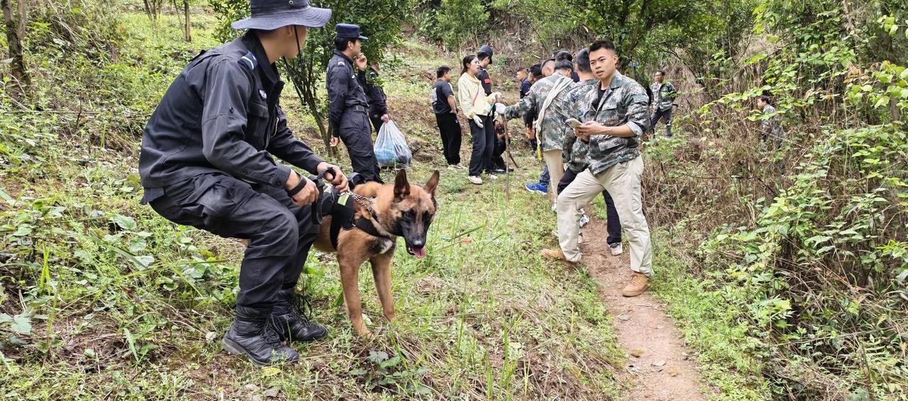 4月1日晚上七点左右，洛旺苗族乡小河坝社区安置点走失老人，在彝良县公安局特警队民