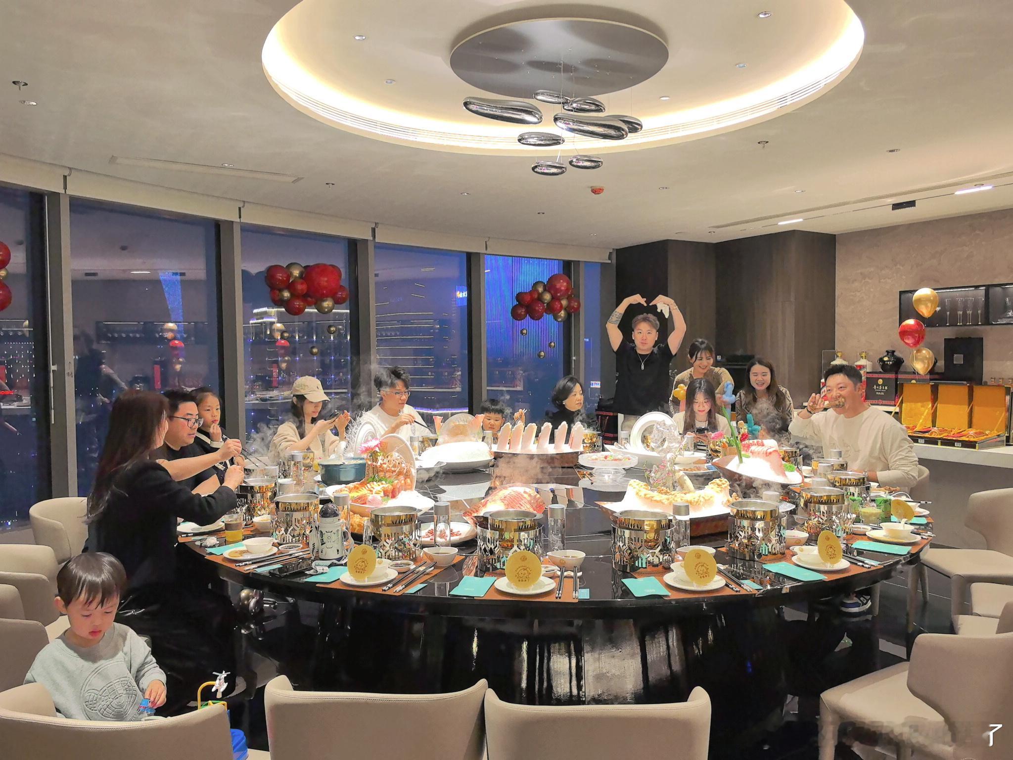 看完电影回家啦躺床上发微博度过零点～新的一年 祝大家平安顺遂 享受平淡的幸福！人
