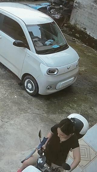 一名年轻女子骑电动车打算去河边钓鱼。
结果她在拐弯的时候竟然不慎摔倒在了地上！
