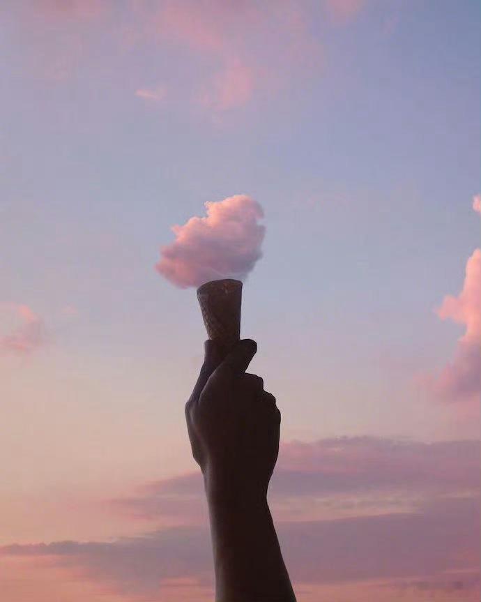 很喜欢这句话：“愿你有前进一寸的勇气，亦有后退一尺的从容。”