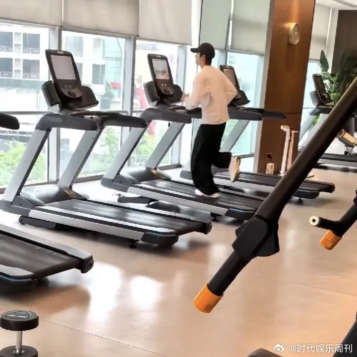 健身房偶遇侯明昊侯明昊你怎么这么自律！今晚要录歌手，下午还在健身房！侯明昊录歌手