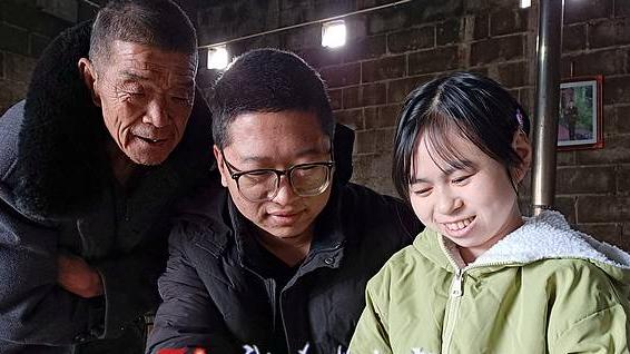 2019年，陕西一男子爱上了女网友，千里迢迢去表白，没想到，女孩是双腿残疾，靠捡