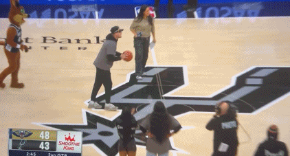 超级幸运还是实力碾压！nba马刺主场战鹈鹕。中场休息马刺球迷上演精彩绝伦的中圈超