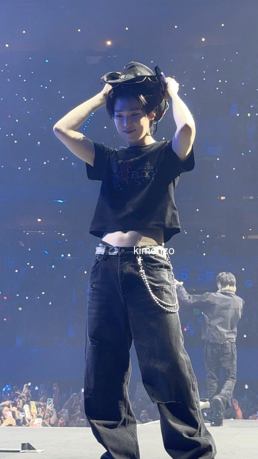 美妙的crop top🤤cr.logo 