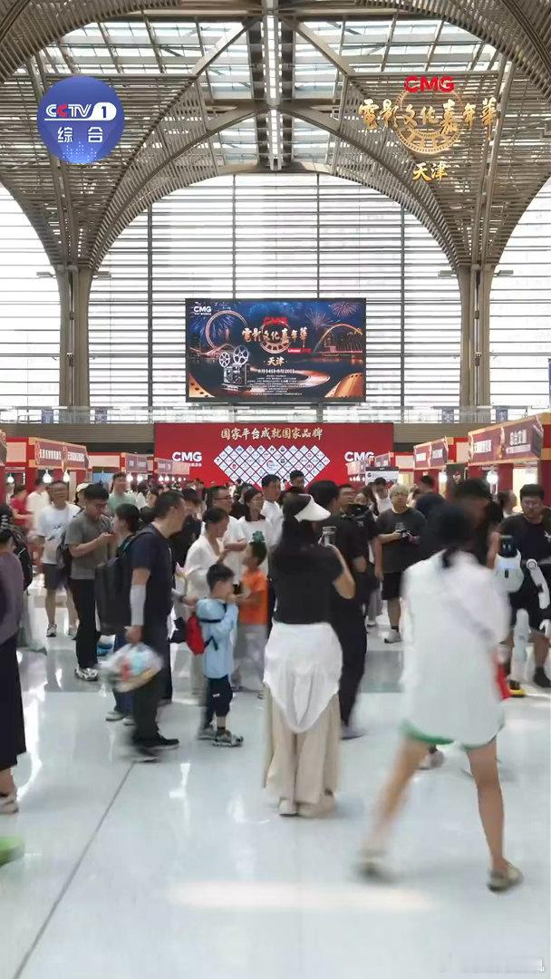天津出片攻略电影文化嘉年华天津专场打卡指南来天津赴一场电影之约 电影展位前排着打