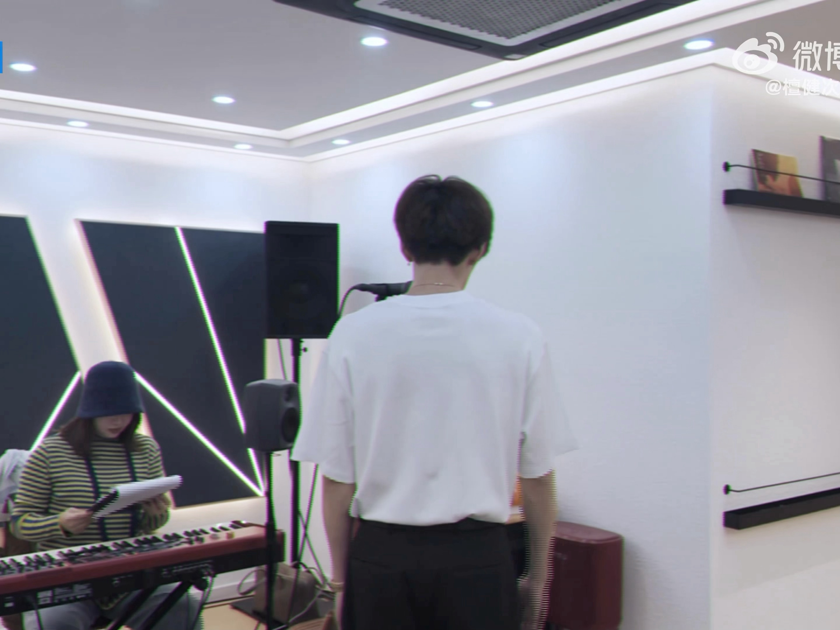 这是谁家小孩儿在上音乐课呀，放学了记得来接一下 