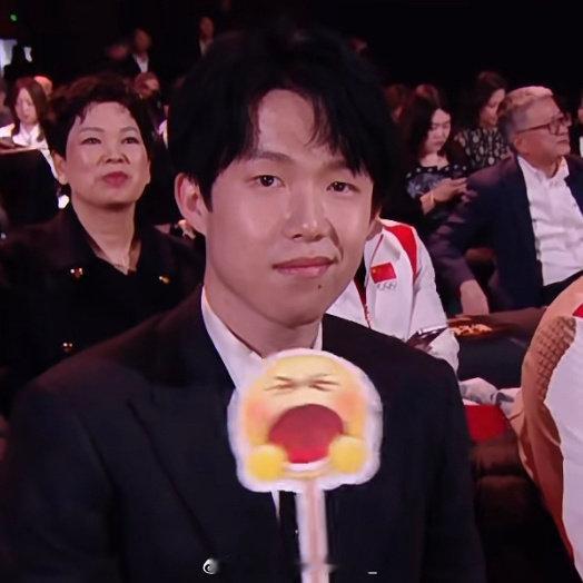 王楚钦今晚的稠样子把果凉都看羊伟了 这长得像月球表面的吉他拨片脸也就刚门毒翠愿意