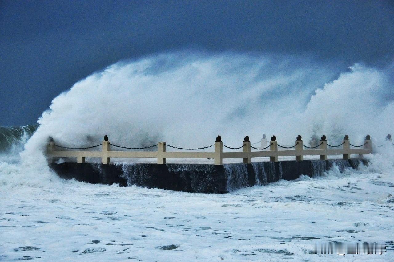 今天接到一位家长的电话，首先问的就是老师上网课就怕孩子玩手机。我在解答了一些专业