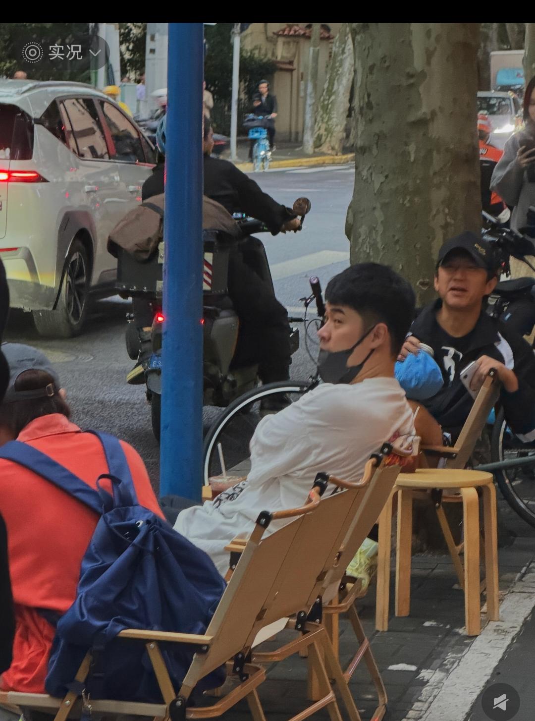 作为大明星竟然一点架子都没有!
还有邓超也太低调了吧，甚至连个口罩都不带！
不知