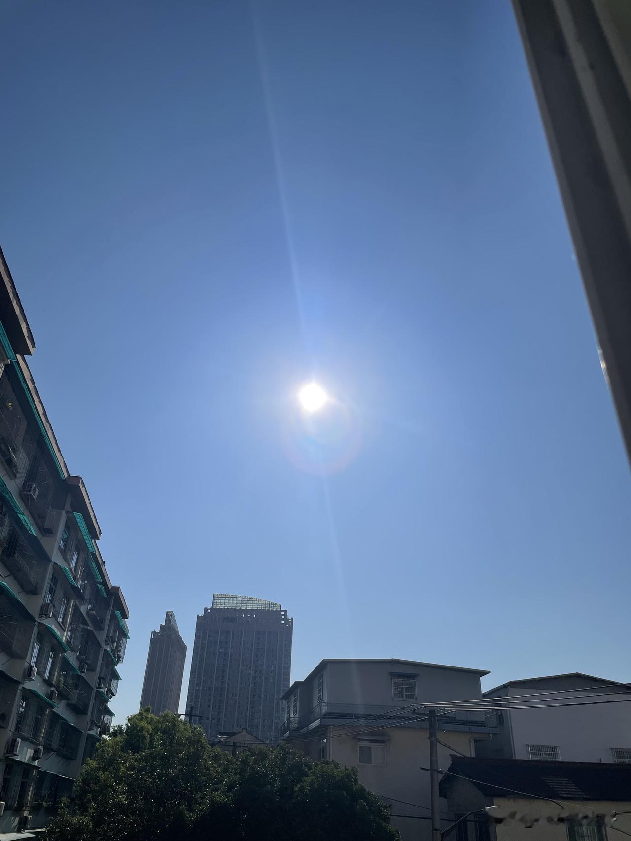 今天的天空，太阳高照，有蓝天。