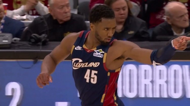 米切尔对阵猛龙连续两场30+，合计43投24中，命中率55.8%。猛龙vs骑士n