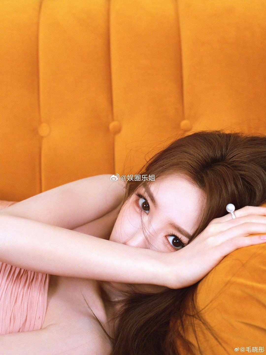 毛晓彤一袭Tony Ward高定抹胸鱼鳞裙，粉红至酒红的渐变晕染，鱼鳞状亮片缀满