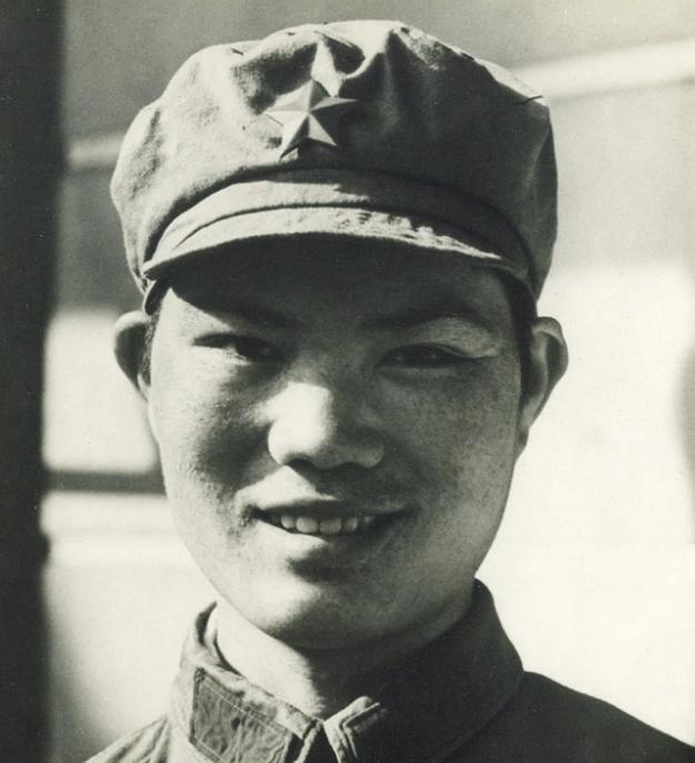 1971年，23岁的女干部李玉枝嫁给了一级伤残战斗英雄，新婚之夜二人同房时，她竟
