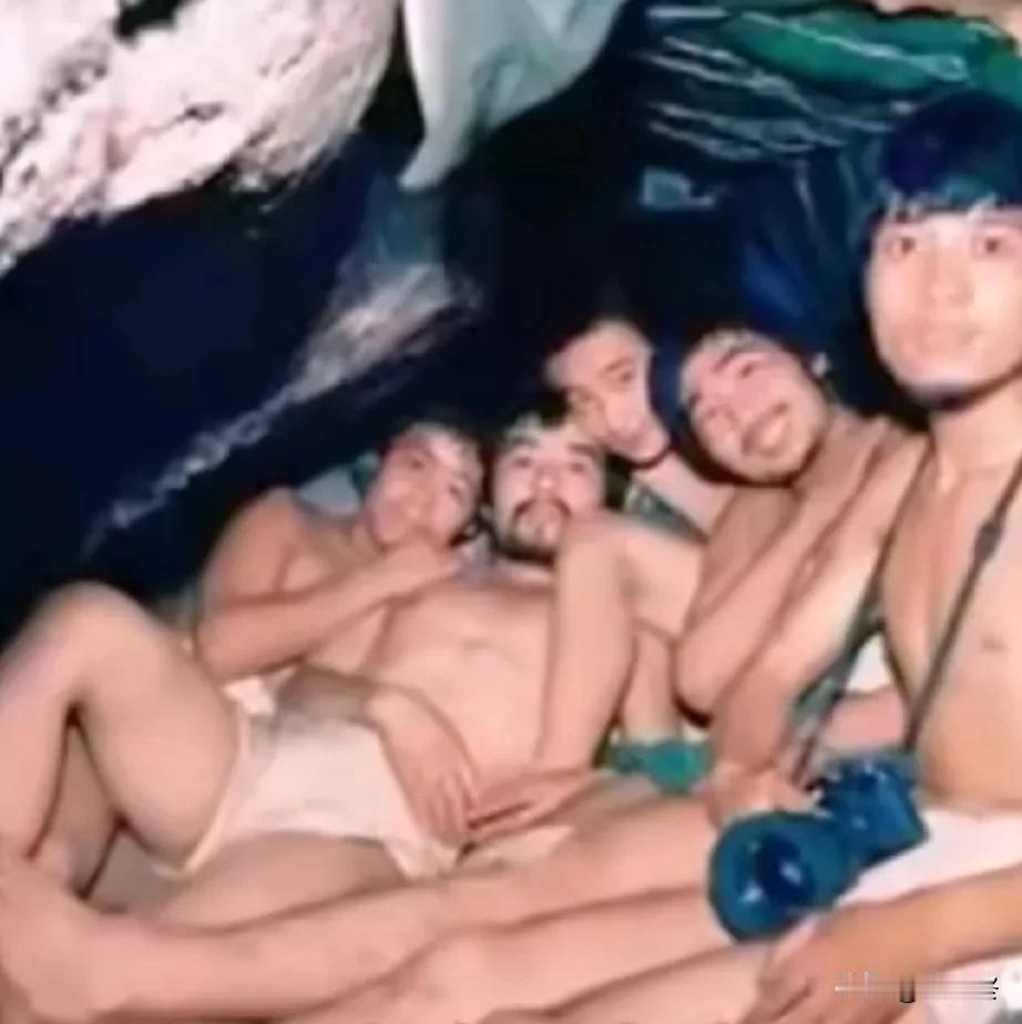 80年代，老山前线，一群年轻的战士挤在狭小的猫耳洞，战场虽苦，但战士们的脸上洋溢