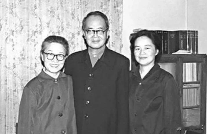杨伟成怀念岳母杨绛。1972 年，杨绛和钱钟书从社科院五七干校回京，与杨伟成家相