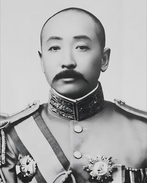 1891年，16岁的张作霖因偷吃被打，孙寡妇掏出一块腰牌给他，说：“拿着，以后出