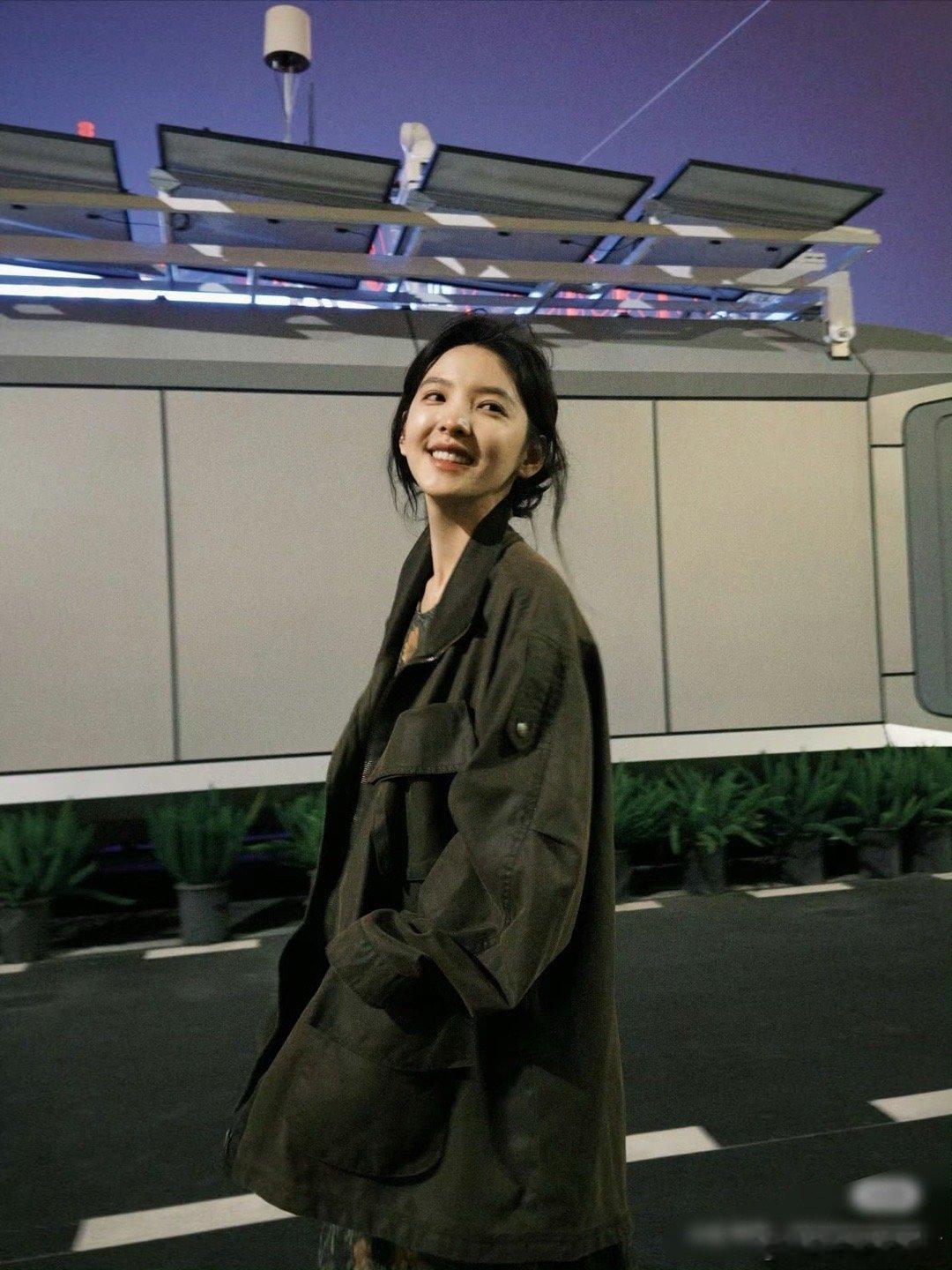 章若楠 我要回去上班啦章若楠深夜赶飞机还活力满满和粉丝打招呼，一句“我要回去上班