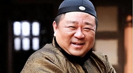 1986年夏天，北京人艺老楼的楼梯间里，梁冠华抱着剧本往上走，刚毕业的女导演唐烨