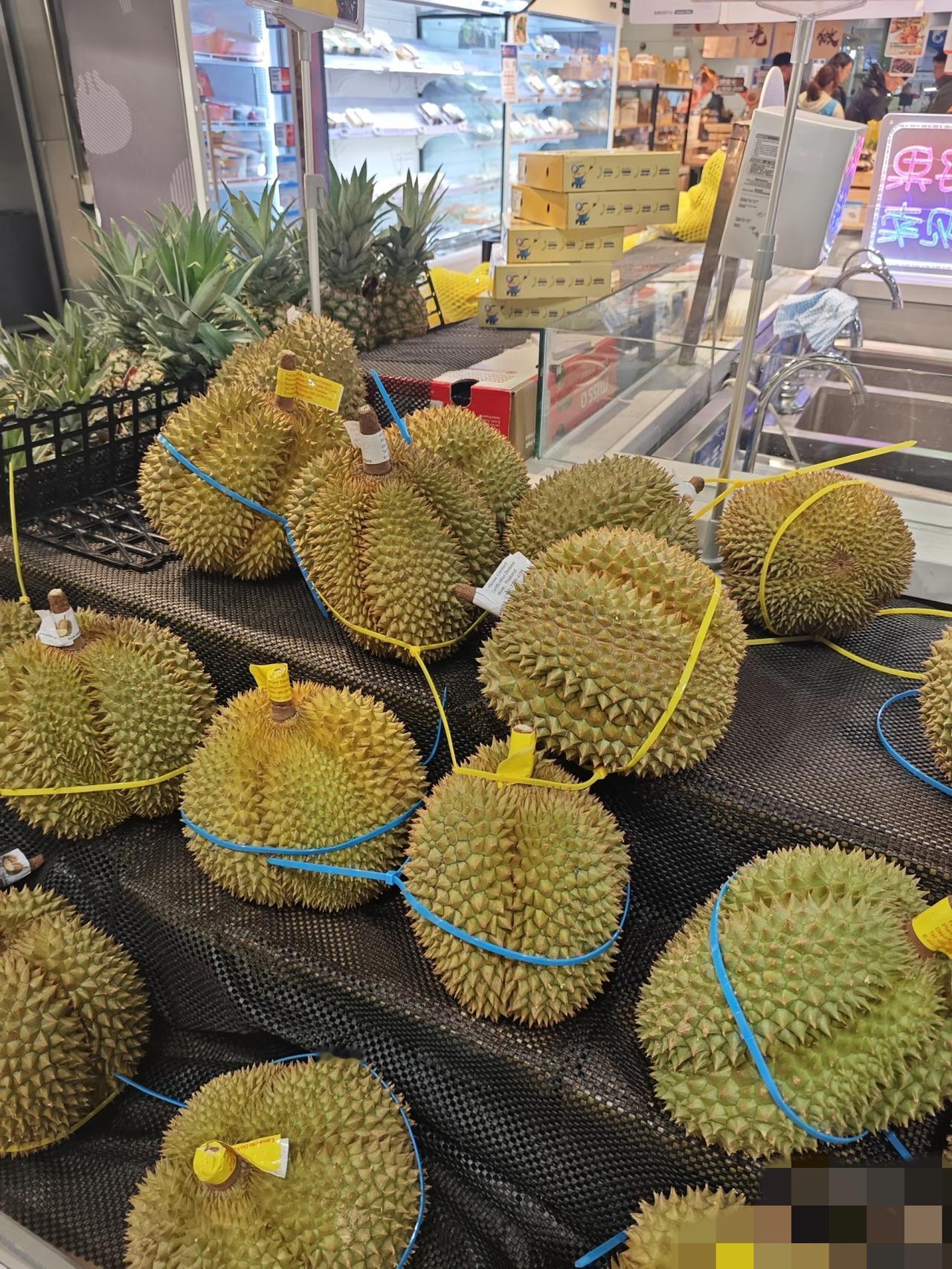 就因为六块钱，两家水果店的差距，真的比榴莲肉还明显。
 
女孩买榴莲想抹个零，本