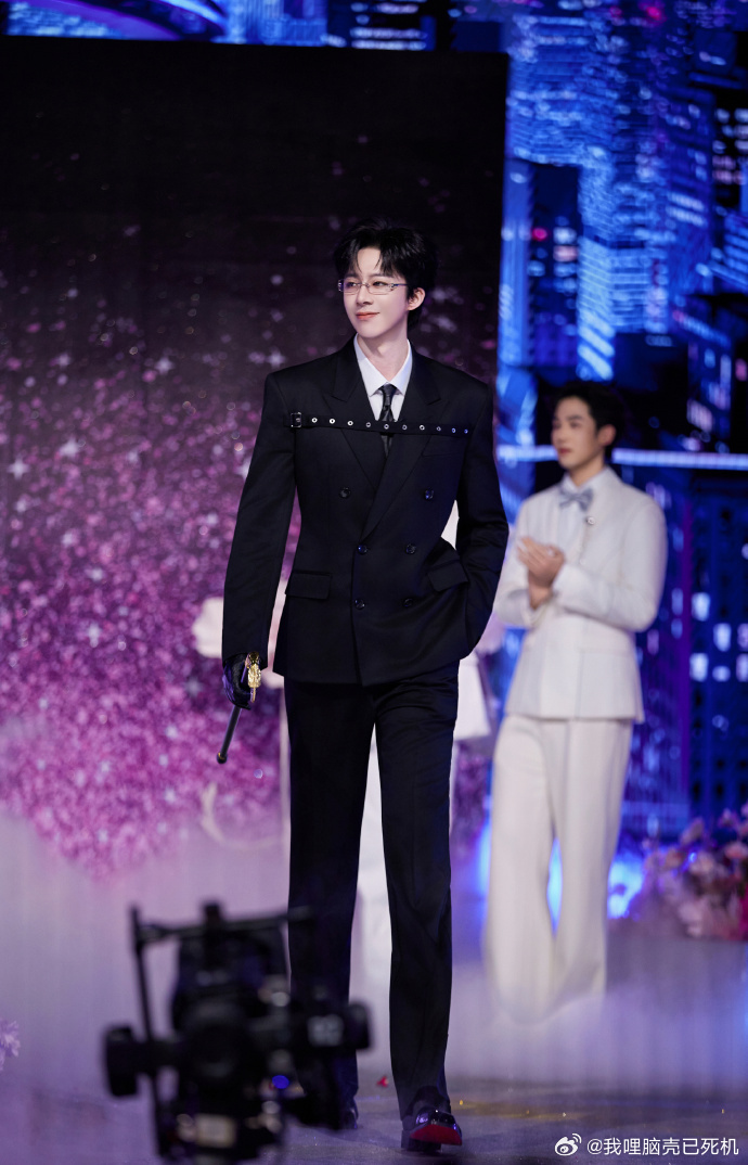 刘宇宁绑带黑西装眼镜高智感刘宇宁不是社牛心态好非常敏感刘宇宁不是社牛心态好非常敏