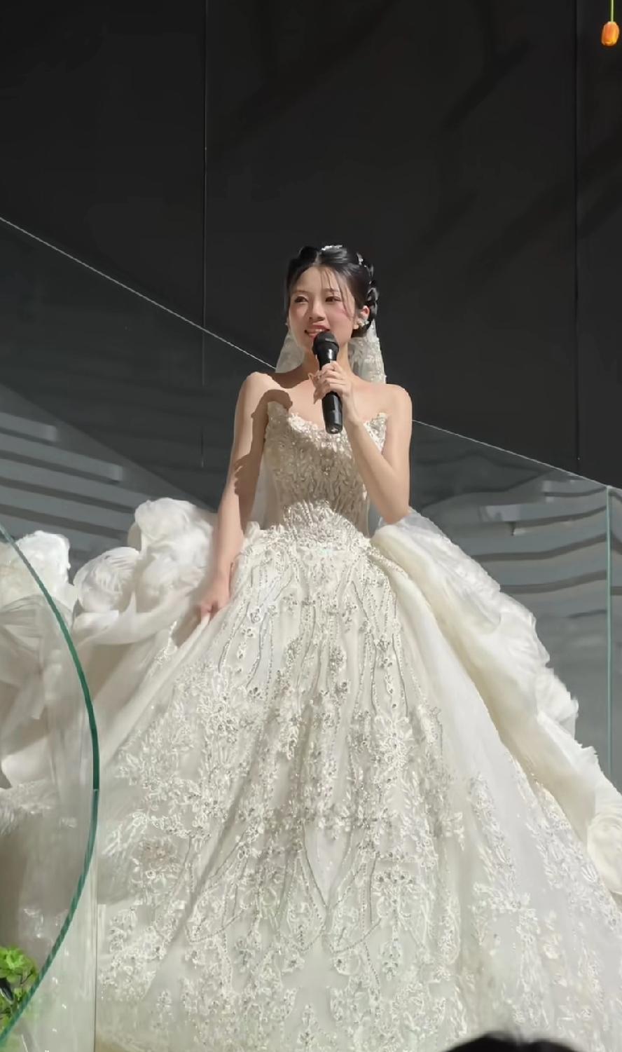 解梁静新婚视频流出，她手持话筒，一袭白色婚纱从楼梯上缓缓的走下来，这一天她是最美