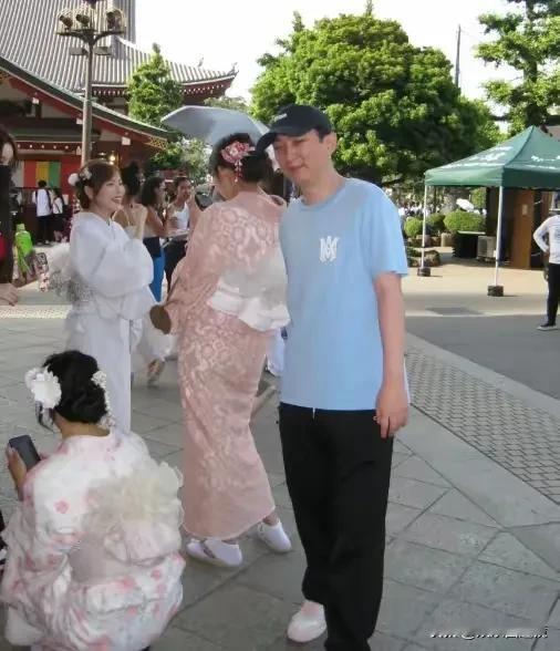 这是王思聪在日本街头，三个穿着和服的女人应该是跟他一起去旅游的吧！
说实在的，王