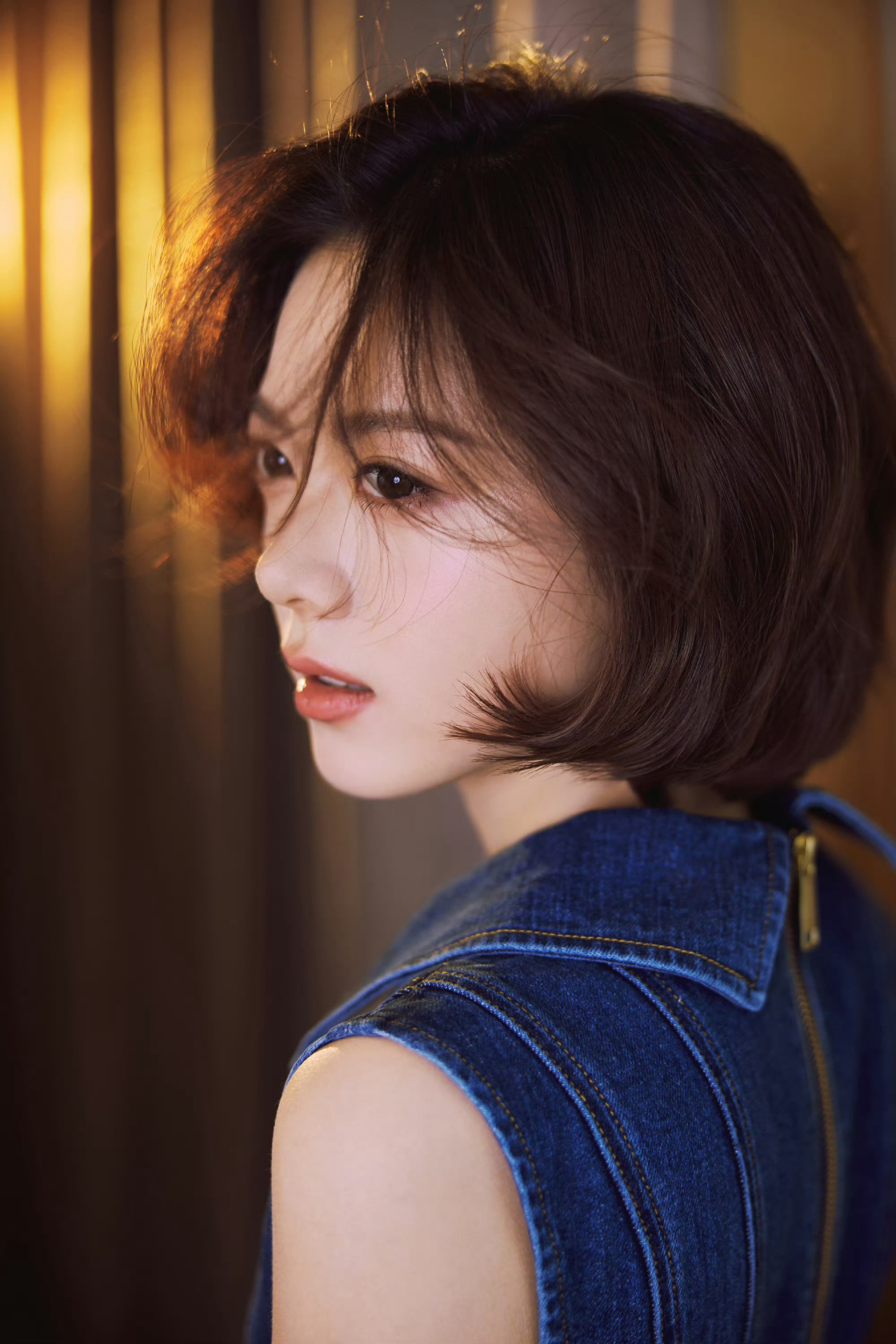 赵今麦 今日「骄阳似我」庆功宴造型图集，牛仔连衣裙配短发，俏丽可人的少女气质。?