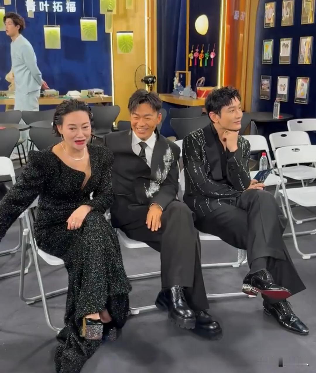 王宝强、惠英红、黄晓明相邻而坐轻松闲聊，难得一见的同框合照。当日正好也是王宝强的