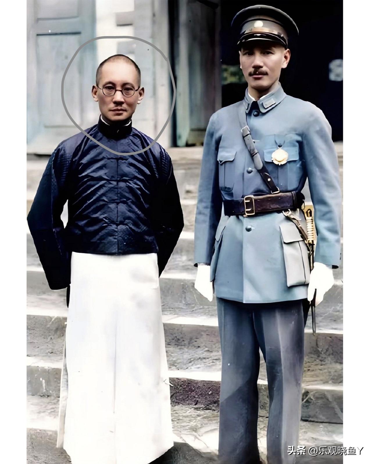 这才是1930年蒋介石在云南和一位男子的真实样貌，都看看吧！这并非演戏，也并非电