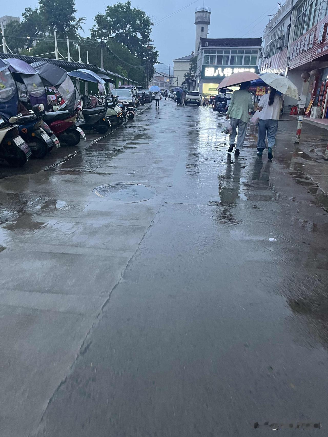 下雨真不喜欢，哪都不能去，拿个快递还要好远[捂脸][捂脸]