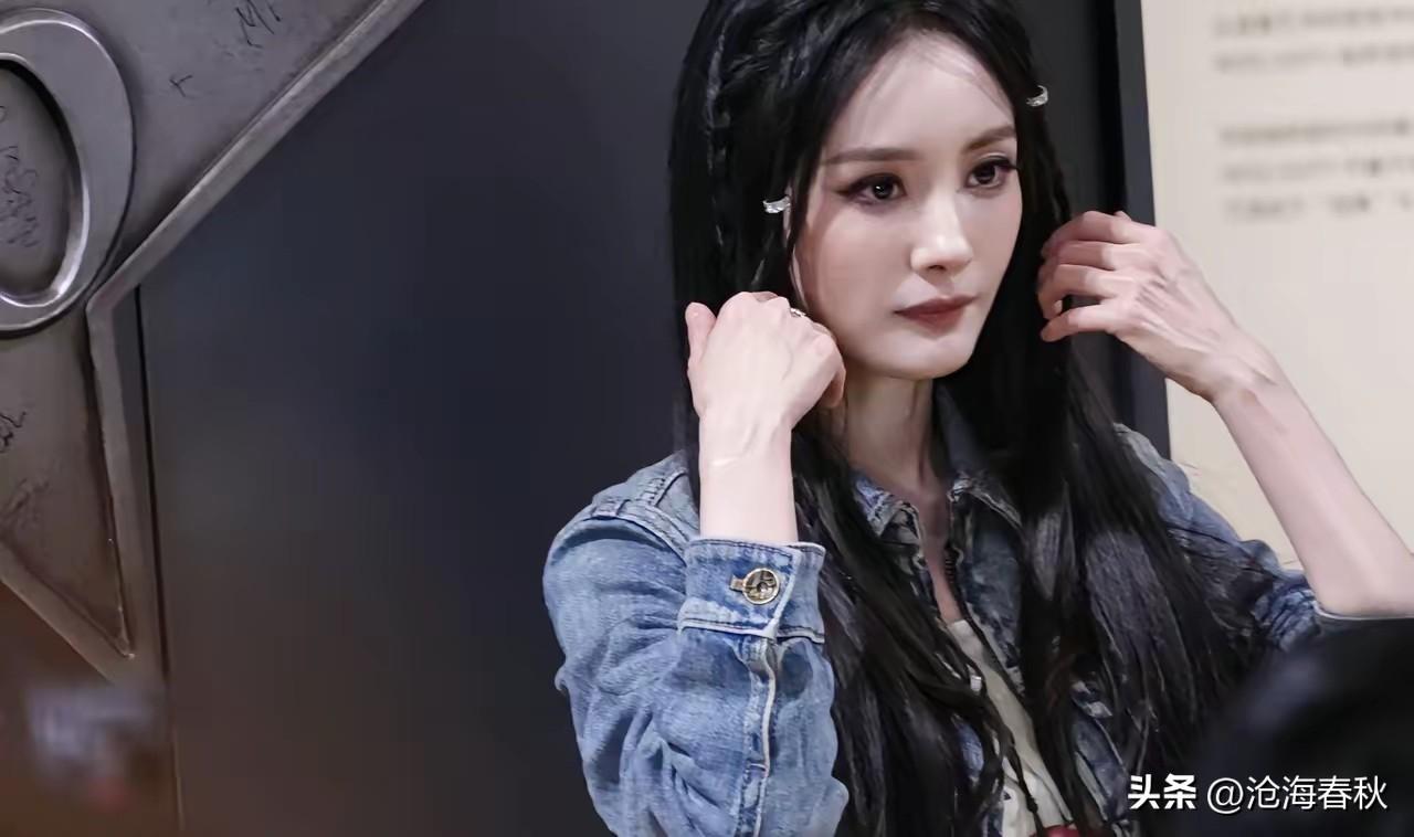 当明星也不容易
看看杨幂的手都瘦得只剩下一层皮了
筋骨尽显
跟梅超风都有一拼了