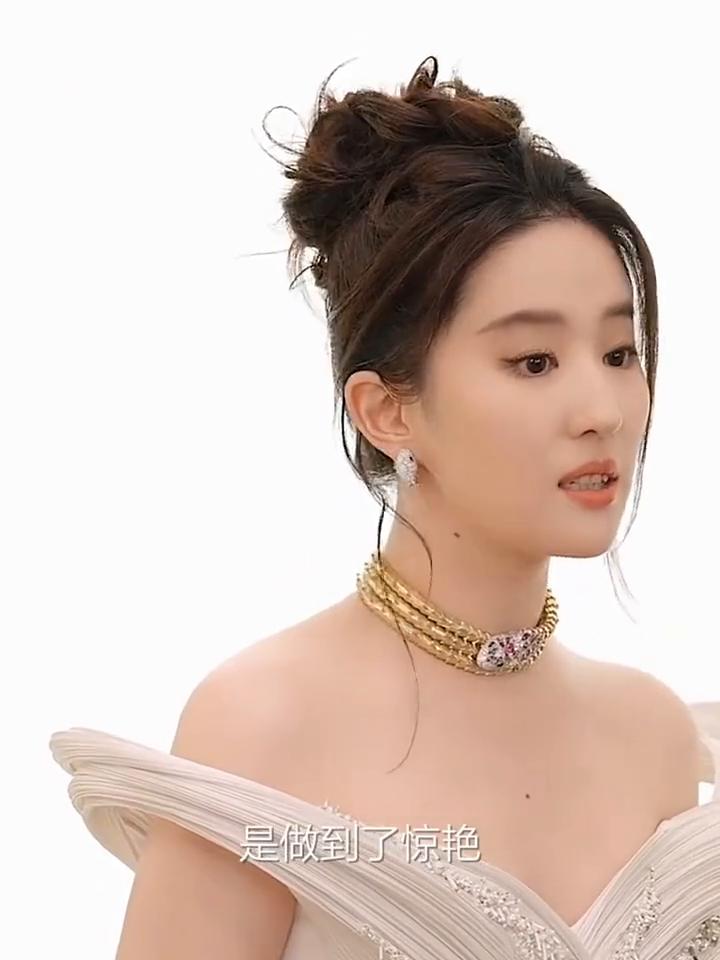 亦菲作为宝格丽全球品牌代言人，你一定对宝格丽有不同凡响的一些想法。
我觉得首先非
