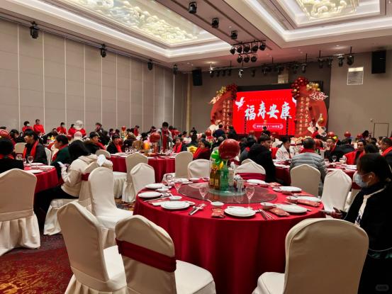 我爸60大寿，我出25000酒席钱摆了15桌，每桌18道菜，2瓶白酒，结束后我爸