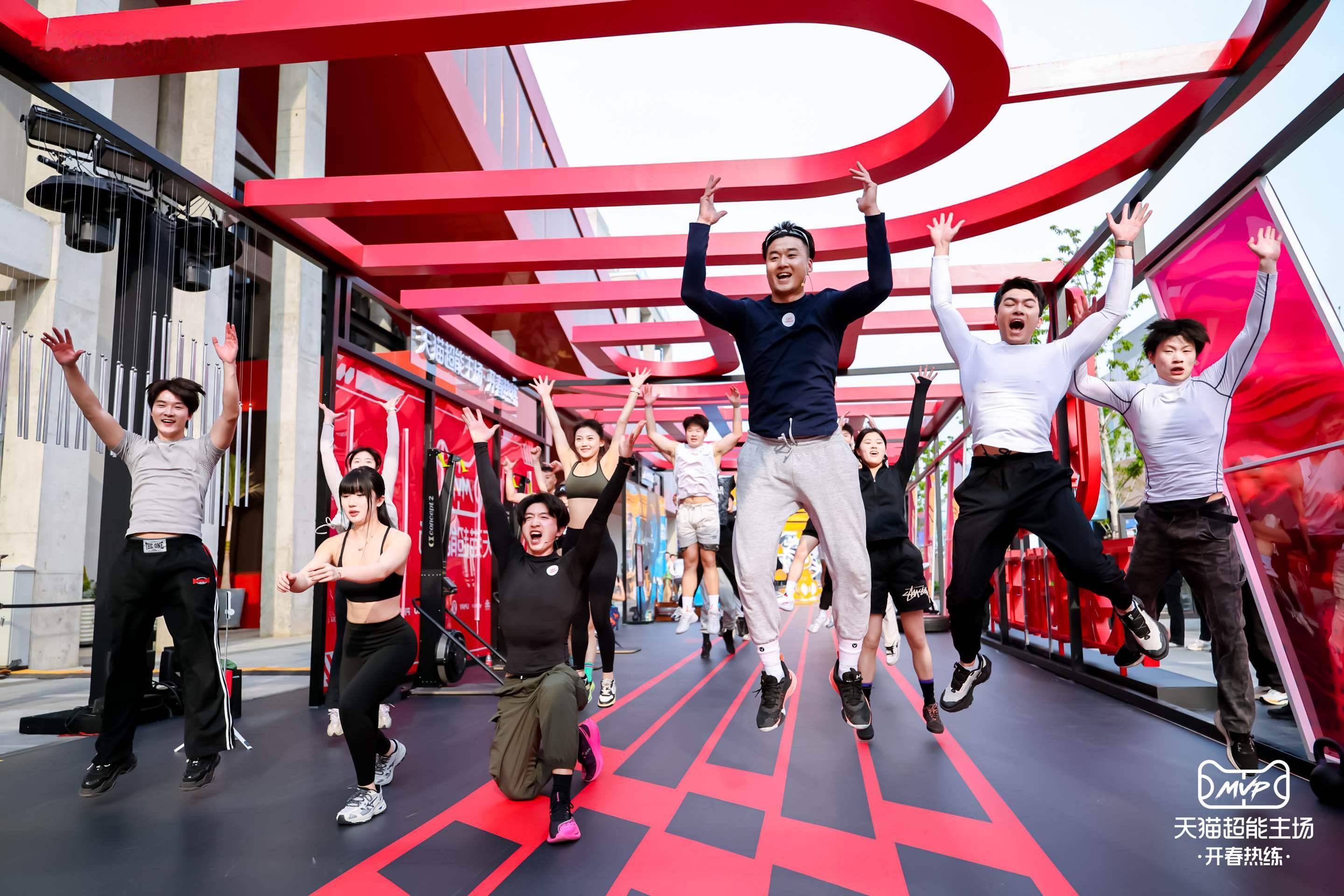 上海人健身都卷到毛孩子身上了一代人有一代人运动方式！天猫超能主场多彩热汗街区把运