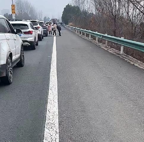 真令人唏嘘，昨晚聚会上，一位在交通部门的朋友，酒过三巡后感慨，大年初四就堵在高速