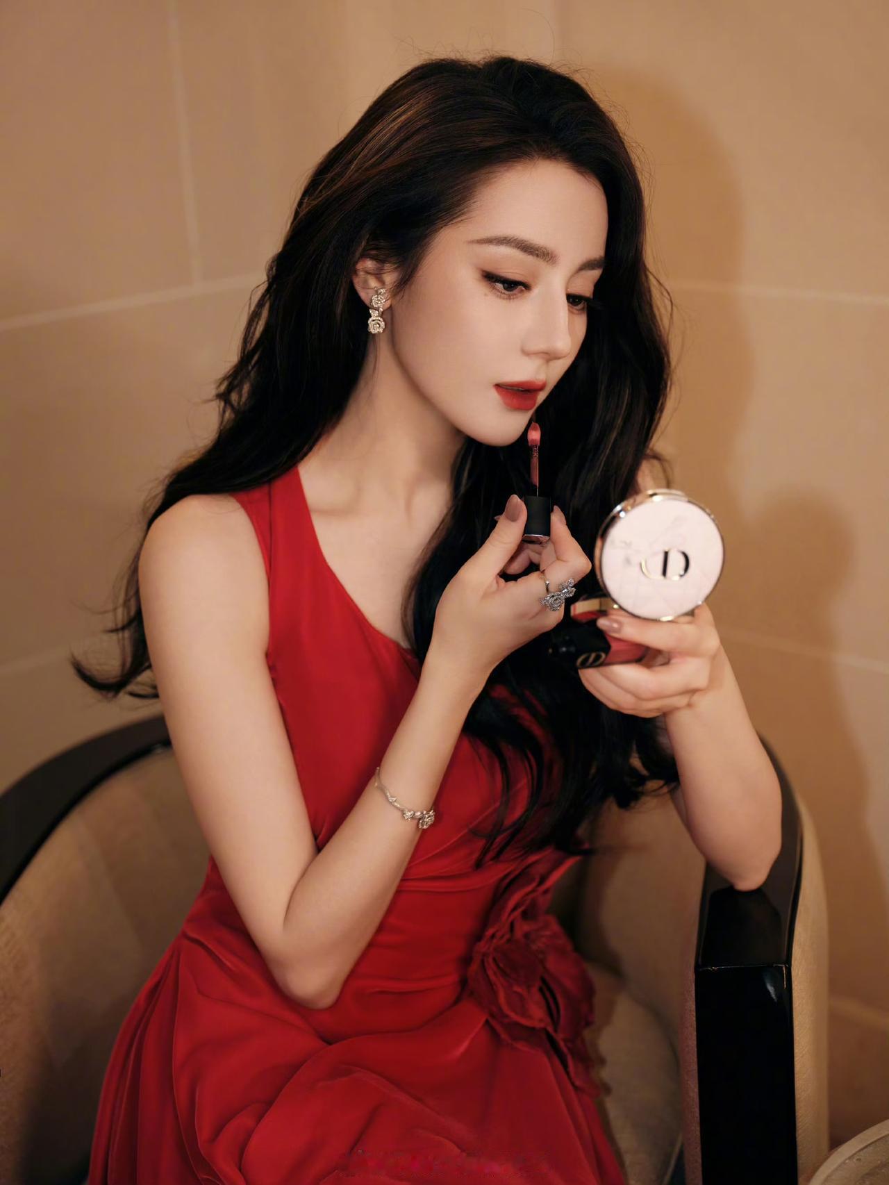 明艳美人迪丽热巴 ，大波浪搭配红裙，美得耀眼啊✨