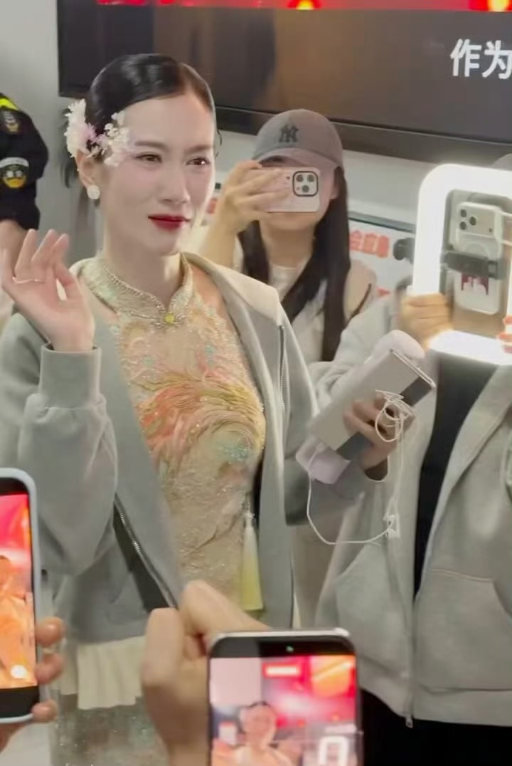 温峥嵘下班也一直在哭着饭撒别人淘汰的时候你在旁边饭撒 下班还哭着饭撒 谁理你