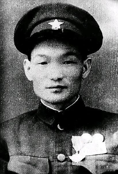 此刻，请让时光在1952年5月的朝鲜战场定格三秒——当敌机的轰鸣撕裂天际，当爆炸