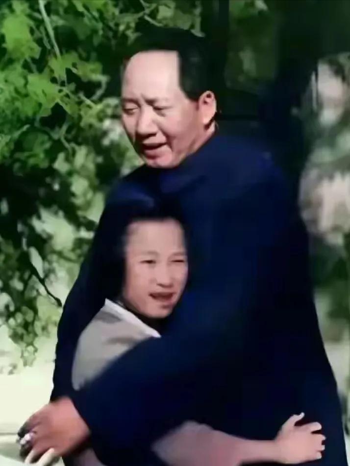 每次看到毛主席拥抱女儿李讷的场景都温馨感十足，每次看到伟人都有无限的思念！

这