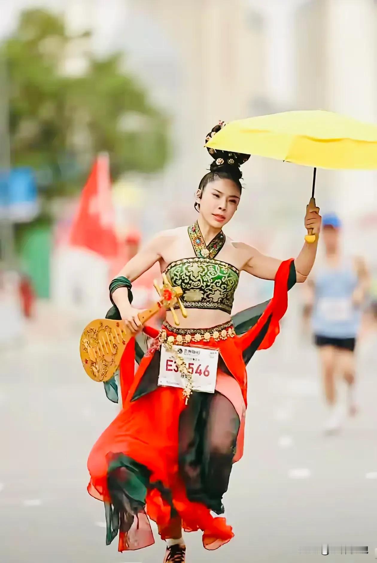 兰州马拉松的显眼包中，从敦煌壁画飞来的飞天仙女其实有两个，除了迅速出圈的小太杨杨