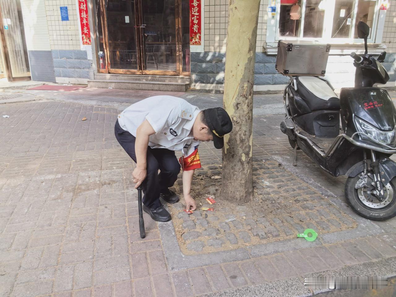 给拾金不昧的巡防员点个赞：2026年7月14日下午四点多，郑州市中原区巡防员丁发