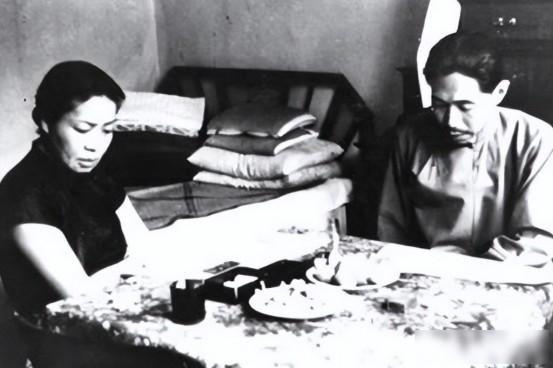 1928年，32岁的茅盾爱上23岁的女学生秦德君，不久秦德君便怀了孕，茅盾为难地