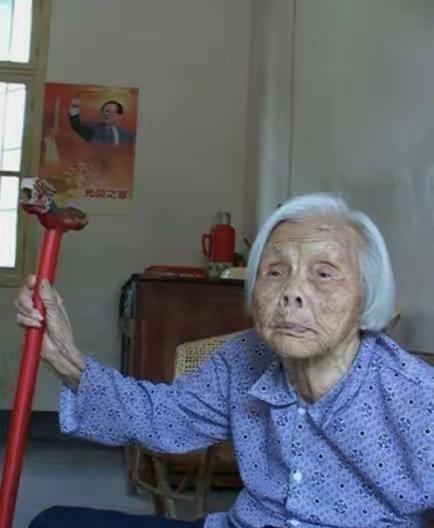 1933年，主席躲进农妇家。没想到，敌人搜查时，农妇却说：“你们要找的人，在我家